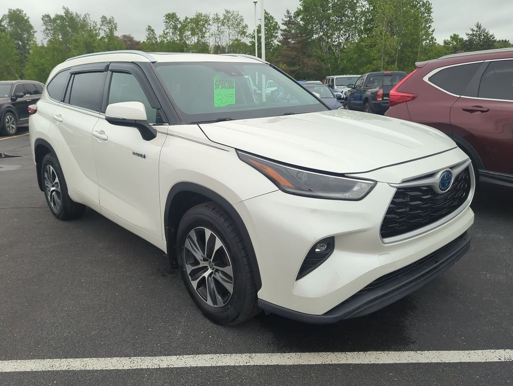2021 Toyota Highlander XLE Hybrid 4x4's photo