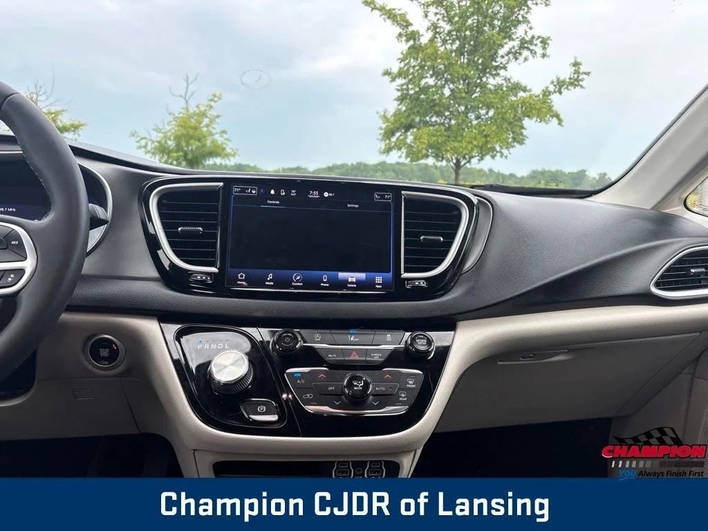 Used 2022 Black Chrysler Touring L image 3