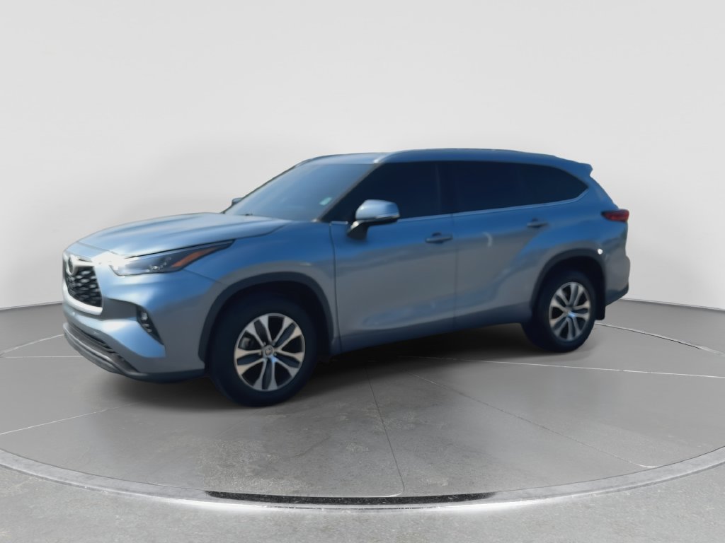 Used 2022 Moon Dust Toyota XLE image 4