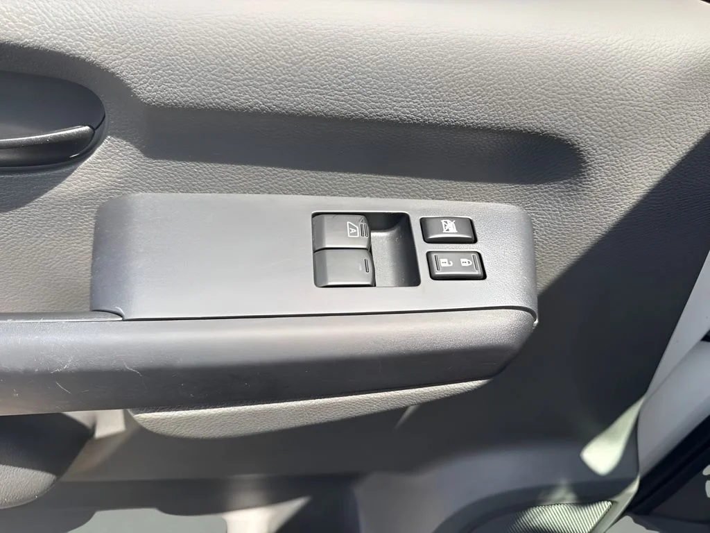 Used 2018 White Nissan SL image 22