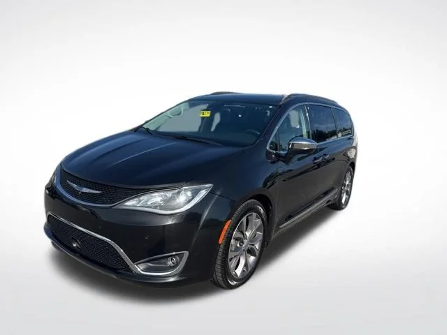 2018 Chrysler Pacifica Limited's photo