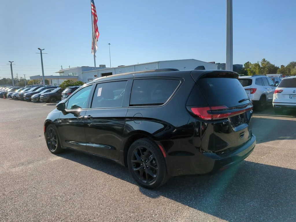 Used 2025 Black Chrysler Limited image 4