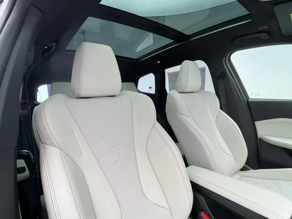 New 2026 Mineral White Metallic BMW xDrive28i image 7