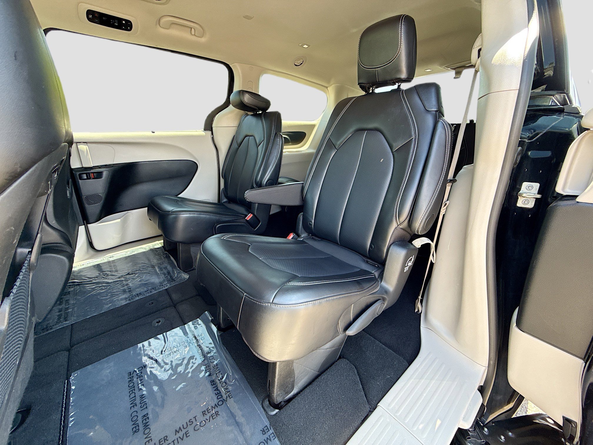 Used 2024 Diamond Black Crystal Pearlcoat Chrysler Touring L image 21