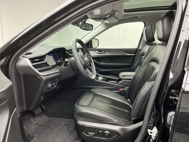 Used 2023 Diamond Black Crystal Pearlcoat Jeep 4X4 image 3