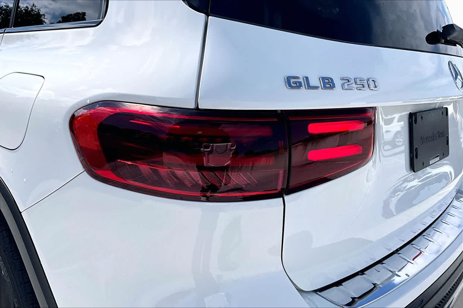 Used 2025 Polar White Mercedes-Benz GLB 250 image 28