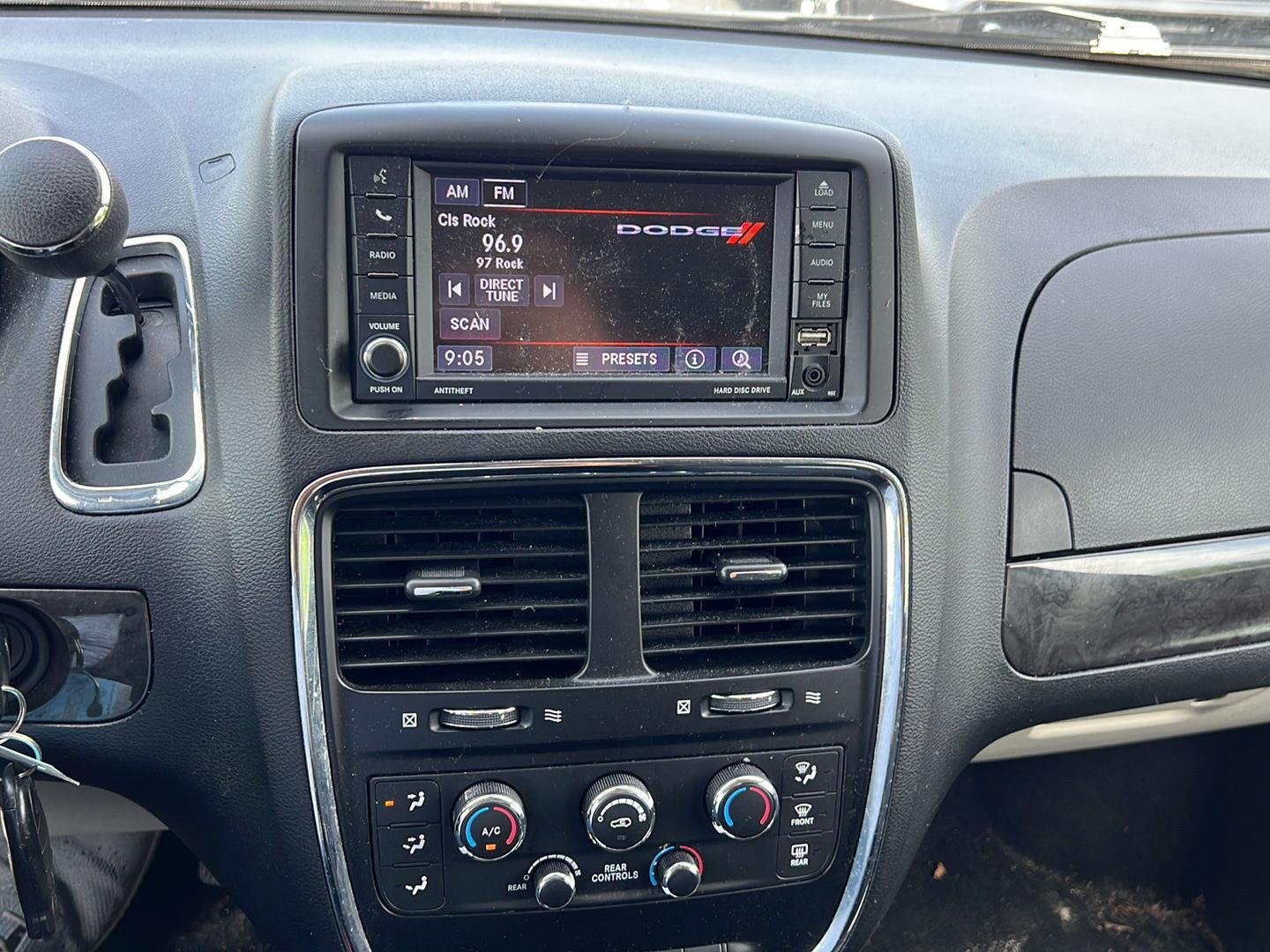Used 2019 Granite Pearlcoat Dodge SE image 9