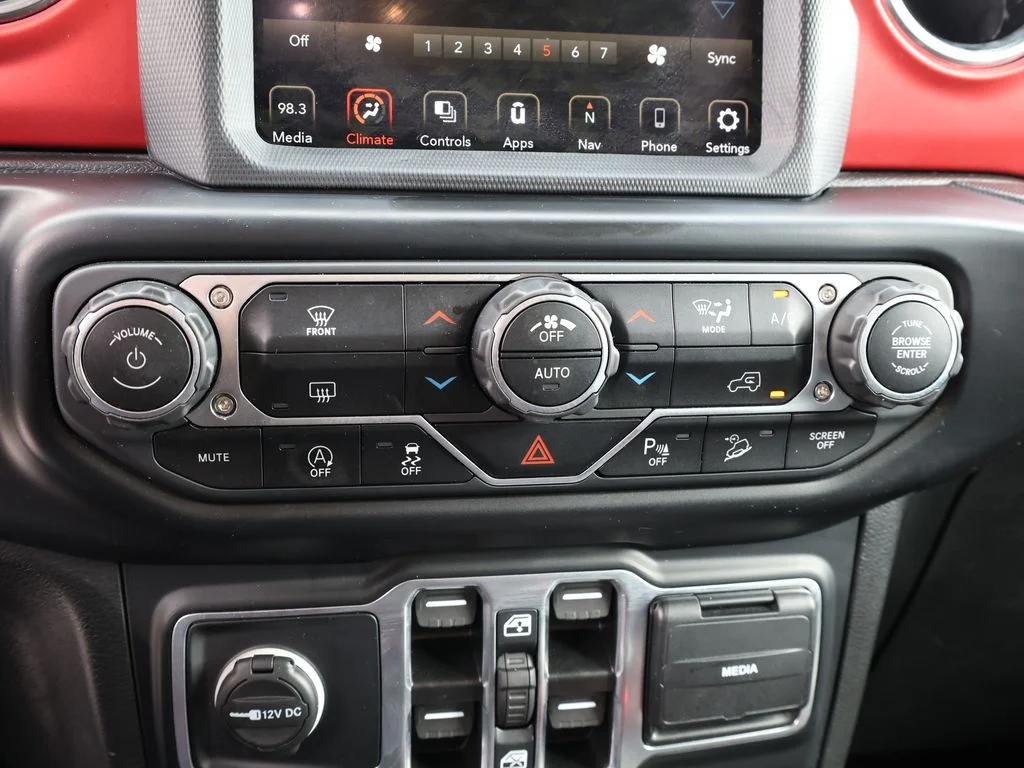 Used 2020 Silver Jeep Unlimited Rubicon image 28