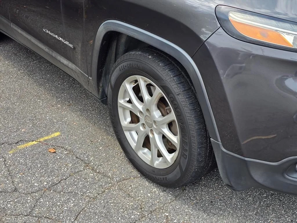 Used 2014 Gray Jeep Latitude image 17