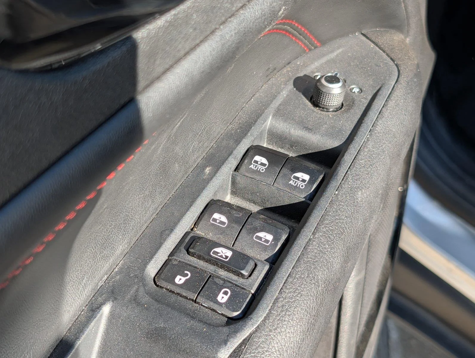 Used 2025 Silver Zynith Metallic Clearcoat Jeep Trailhawk image 15