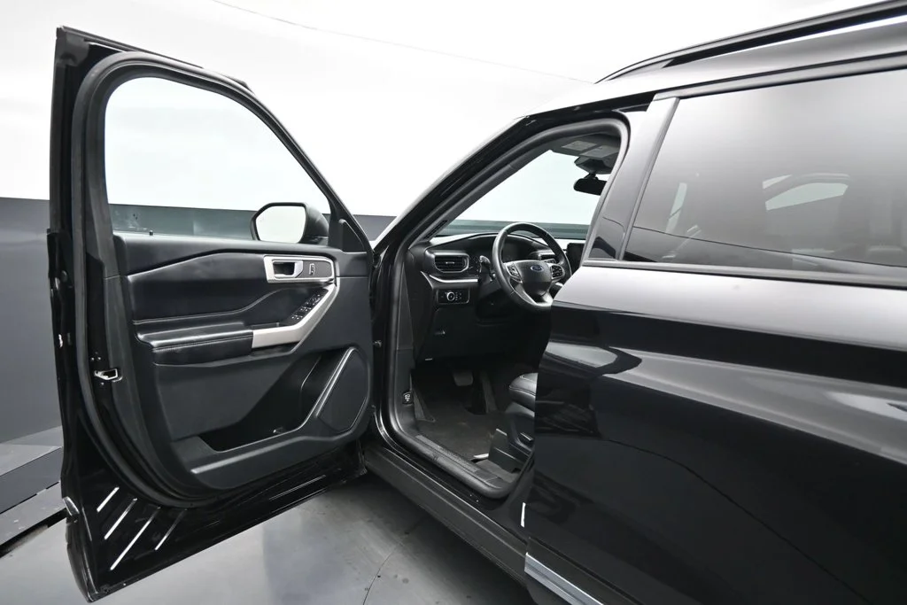 Used 2023 Black Ford XLT image 8