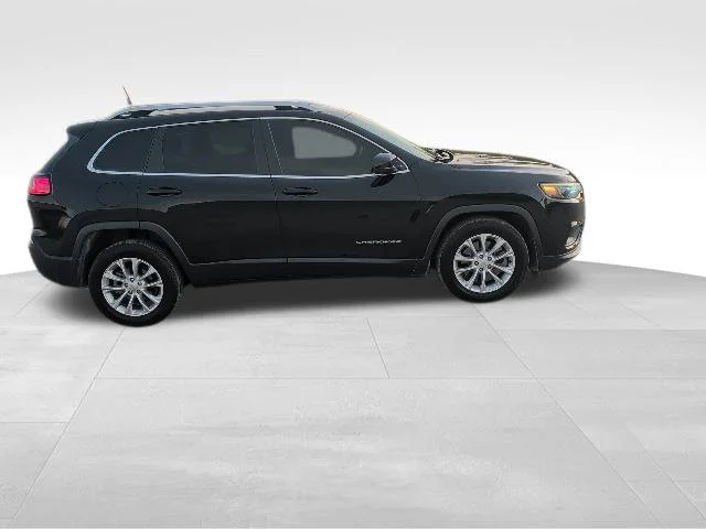 Used 2019 Black Jeep Latitude image 2