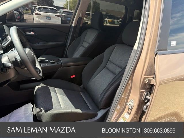 Used 2025 Beige/tan Nissan SV image 3