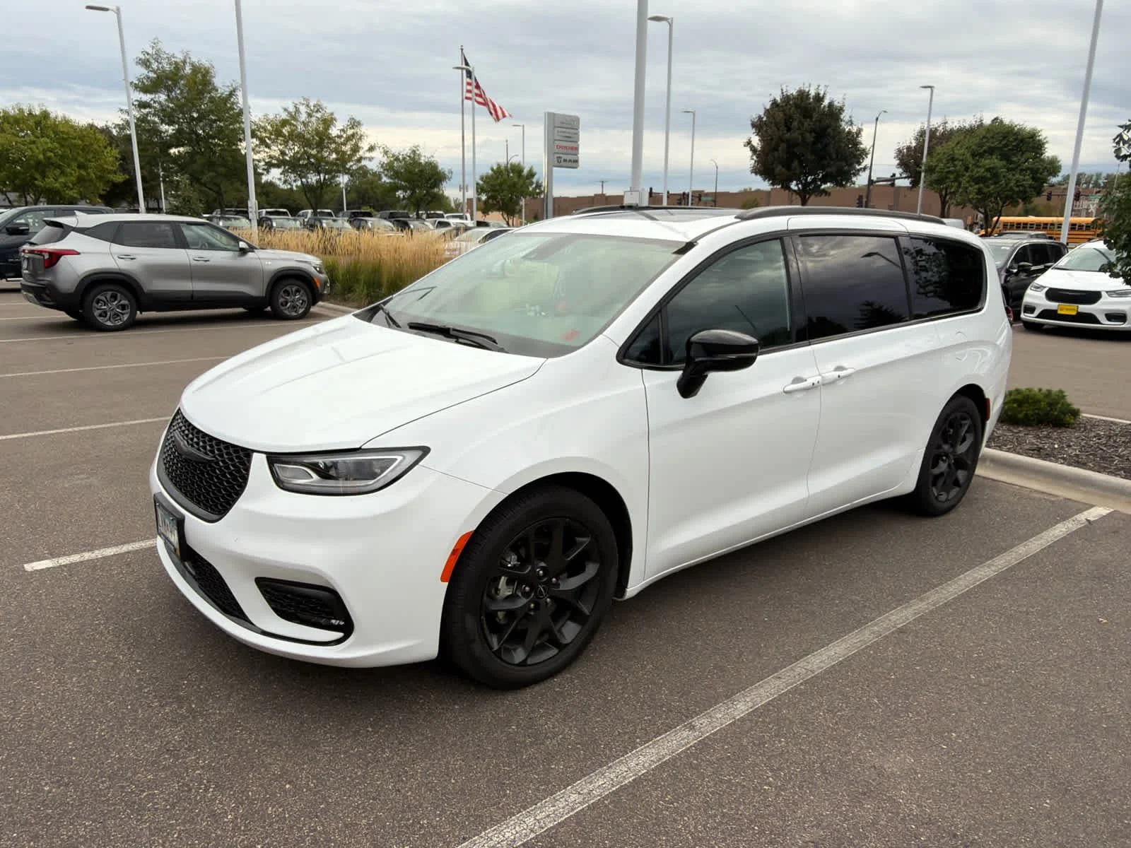 Used 2024 Bright White Clearcoat Chrysler Limited image 2