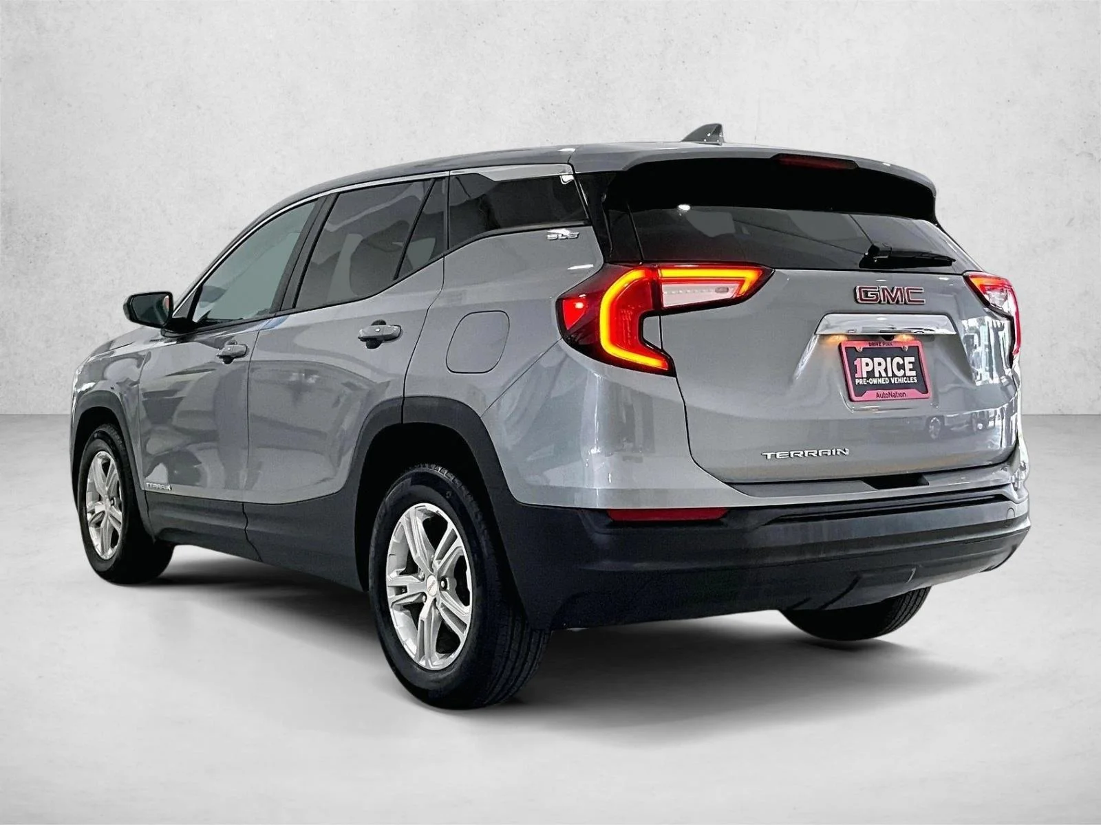 Used 2023 Sterling Metallic GMC SLE image 13