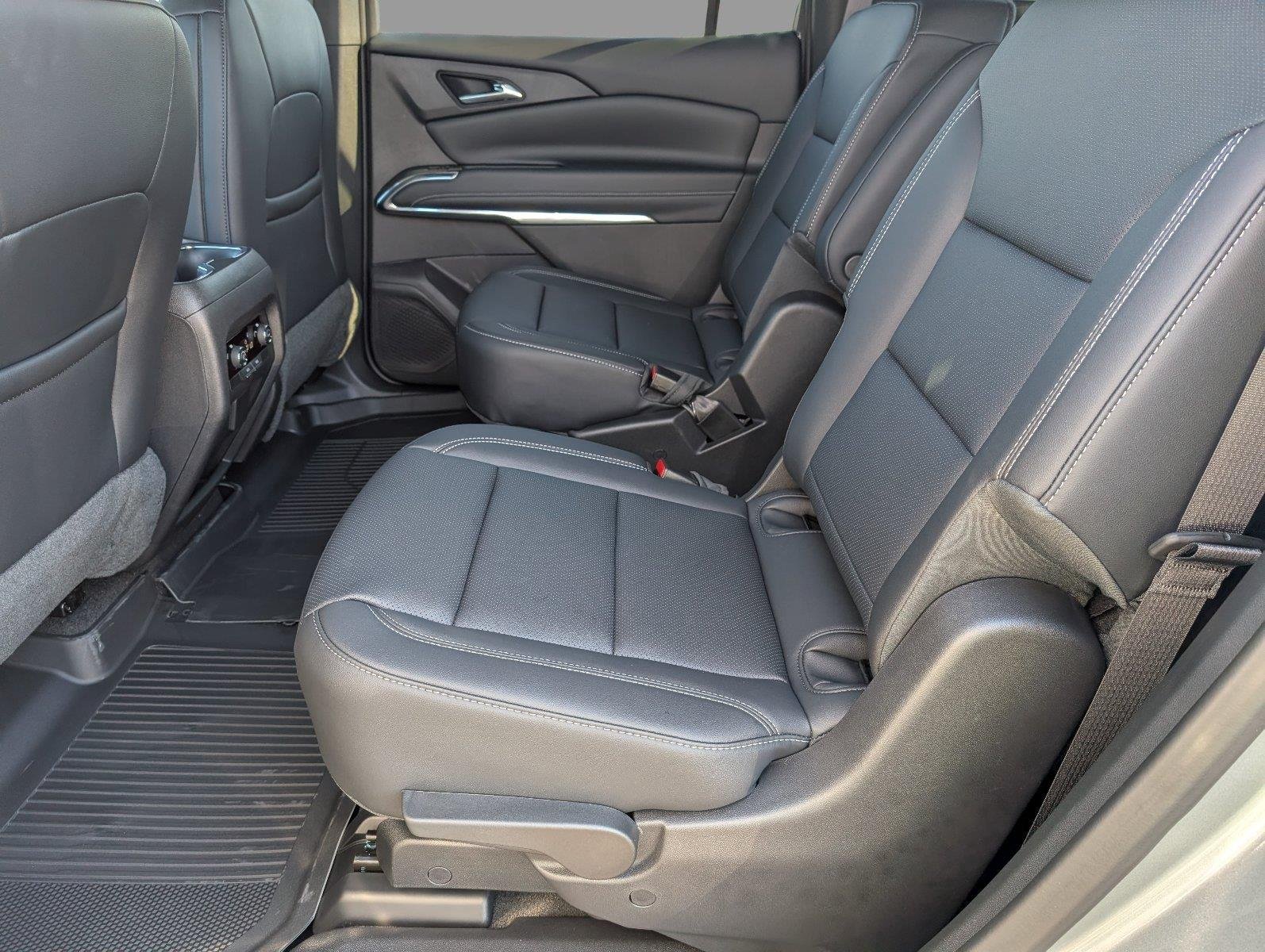 2027 Chevrolet Traverse LT - Photo 33