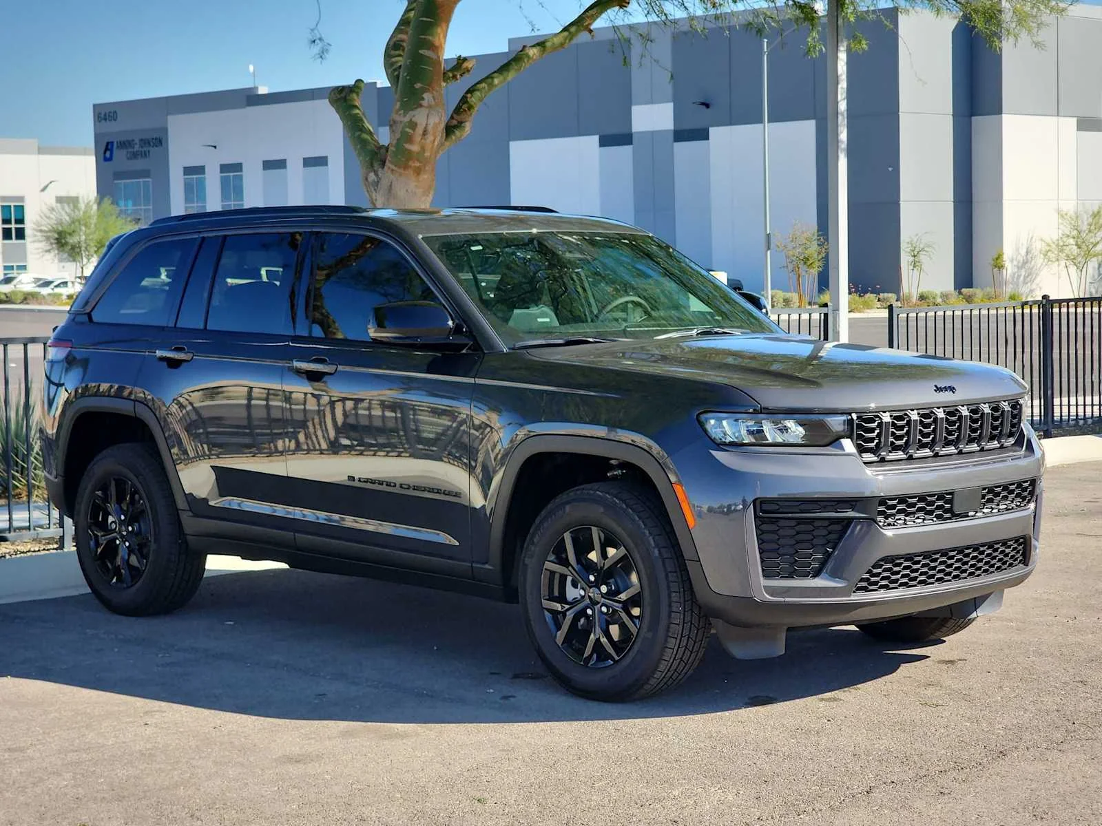 New 2026 Baltic Gray Metallic Clear-Coat Exterior Paint Jeep Laredo Altitude image 2