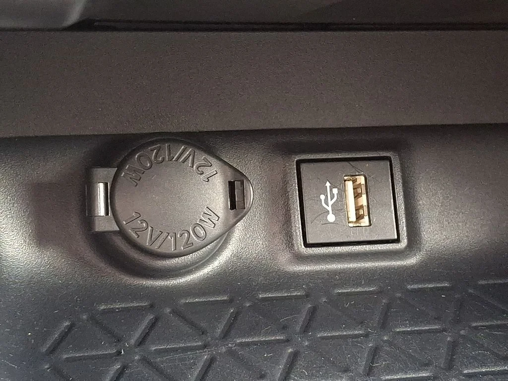 2025 Toyota RAV4 XLE - Photo 23