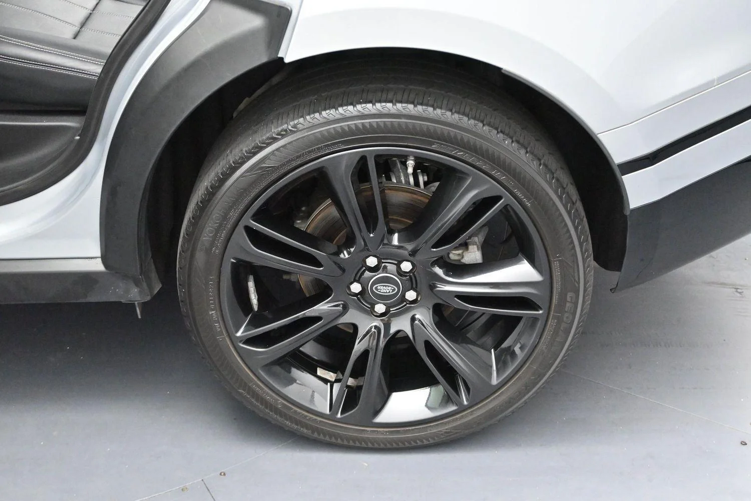 Used 2020 Silicon Silver Premium Metallic Land Rover R-Dynamic S image 30