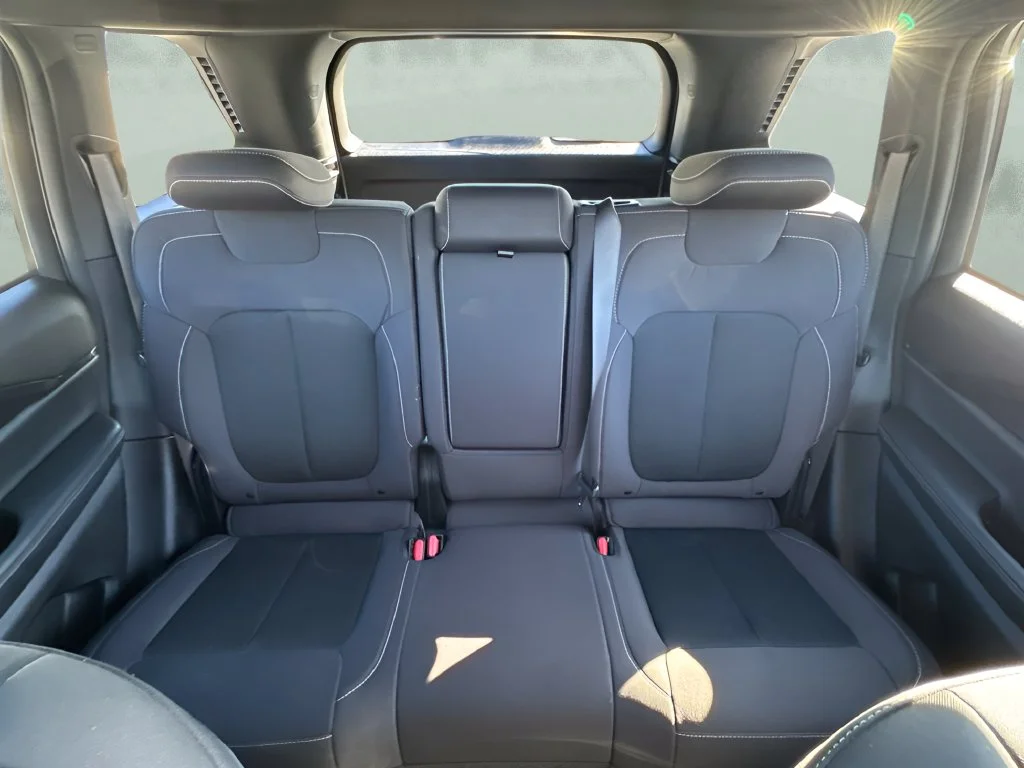 Used 2024 Silver Jeep Laredo image 10