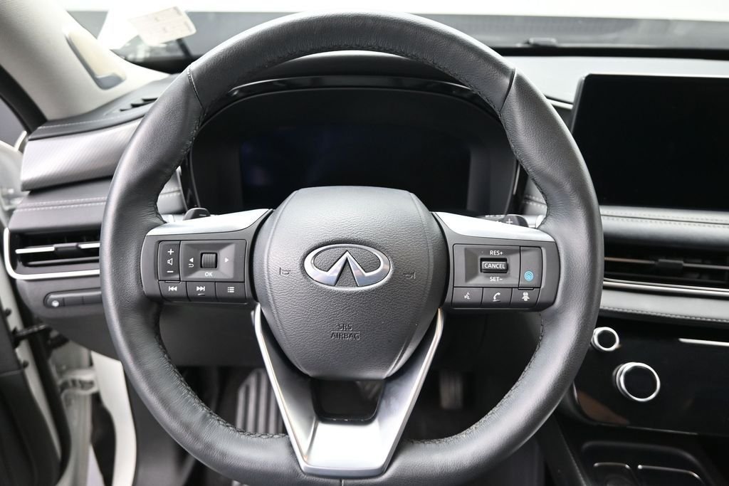 Used 2023 White INFINITI LUXE image 15