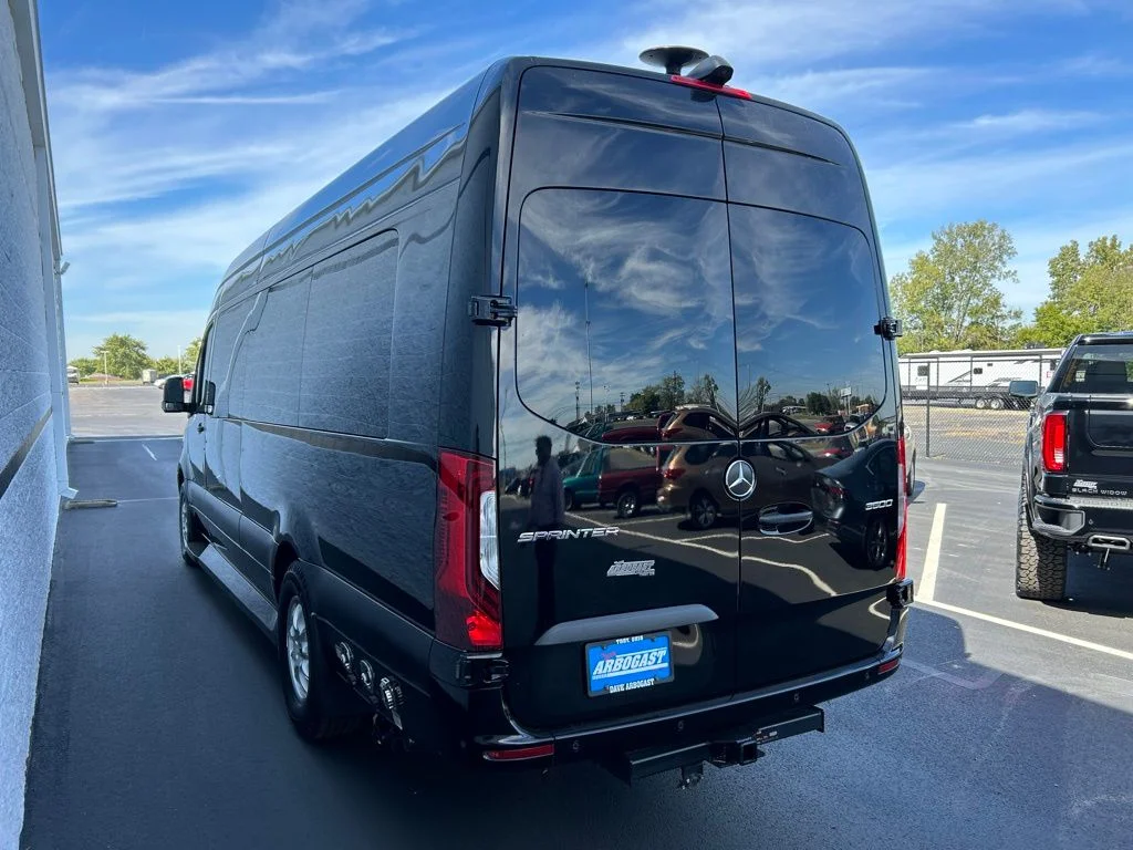 Used 2021 Black Mercedes-Benz Midwest Luxe Cruiser image 13