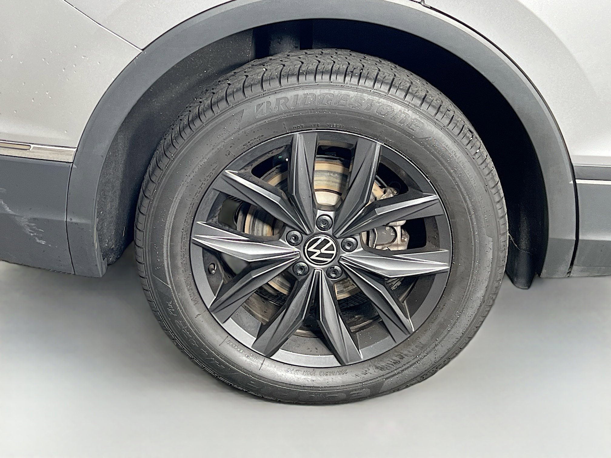 Used 2024 Silver Volkswagen SE image 37