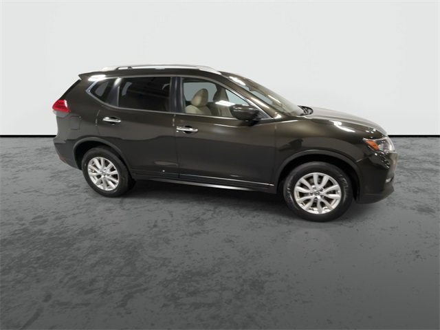 Used 2017 Nissan Rogue SV with VIN JN8AT2MV6HW258078 for sale in Davenport, IA