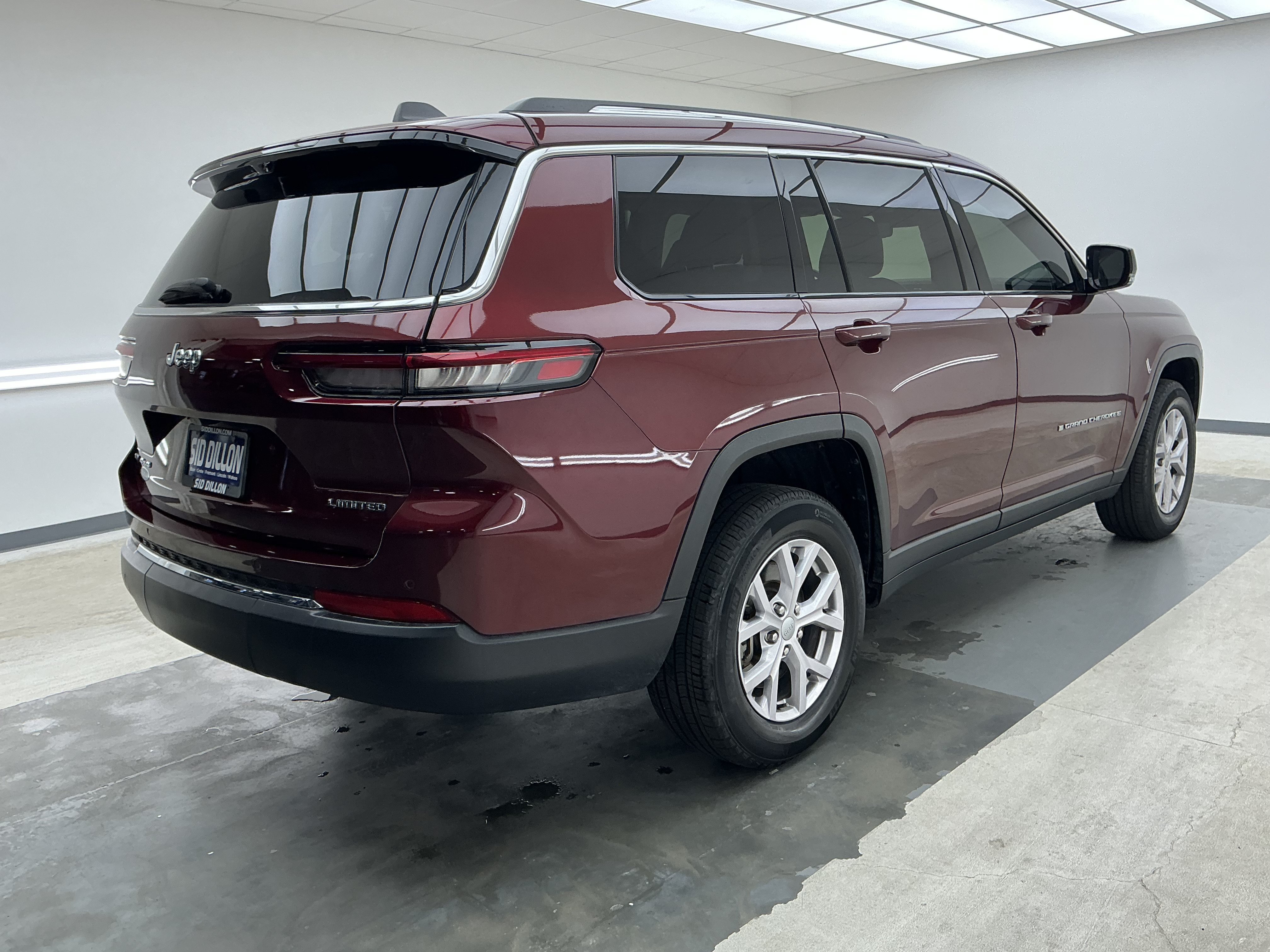 Used 2022 Velvet Red Pearlcoat Jeep Limited image 4