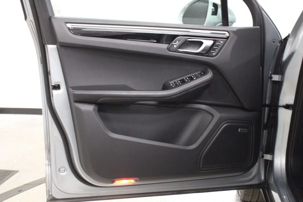 Used 2025  Porsche  image 17