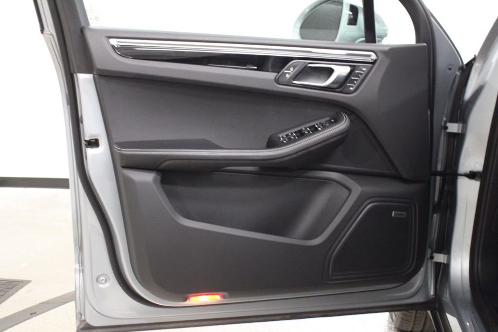 Used 2025  Porsche  image 17