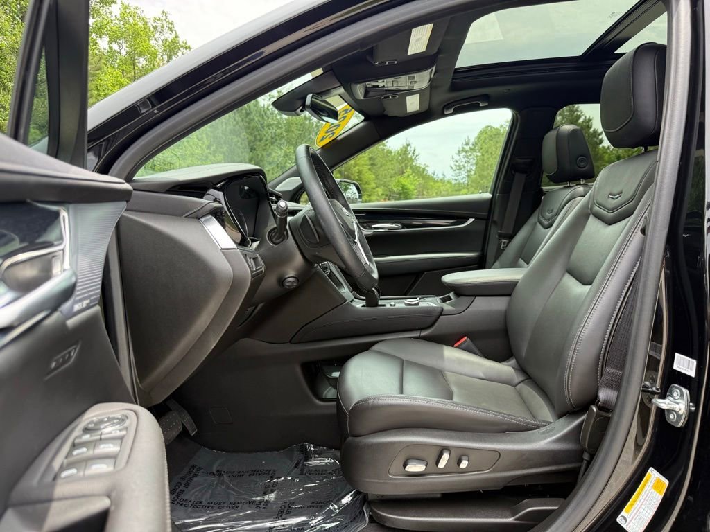 Used 2025 Stellar Black Metallic Cadillac Premium Luxury image 24