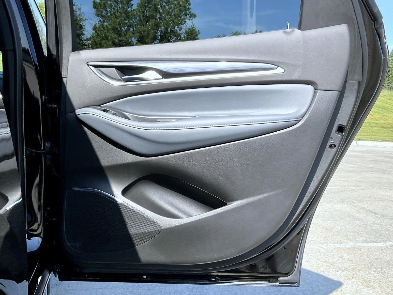 Used 2022 Black Buick Essence image 18
