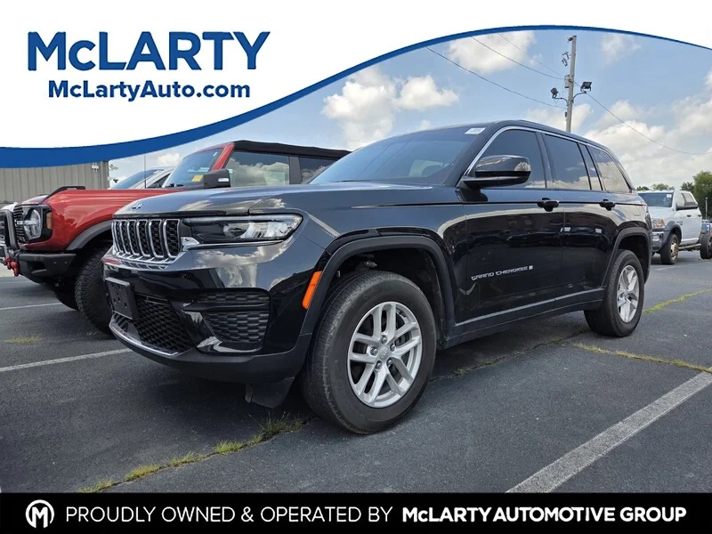 Used 2023 Diamond Black JEEP LAREDO image 1