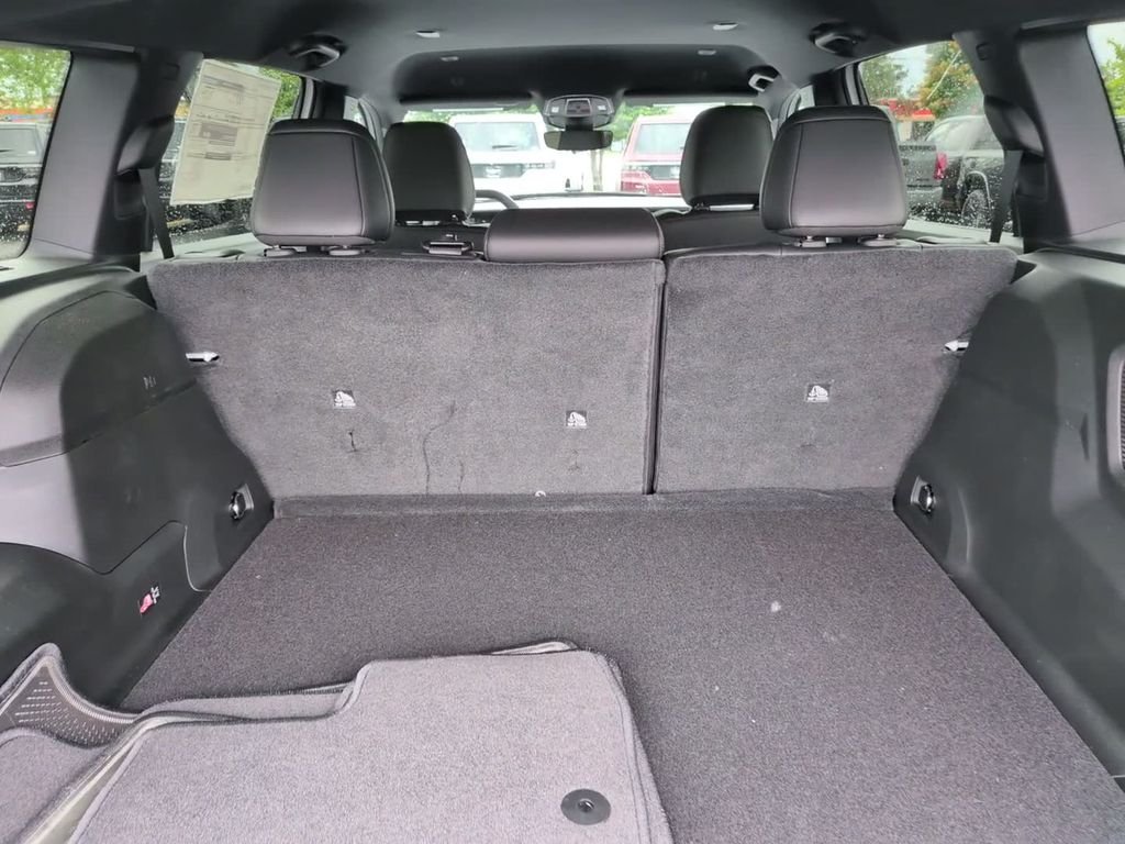 New 2026 Bright White Clear-Coat Exterior Paint Jeep Limited image 9