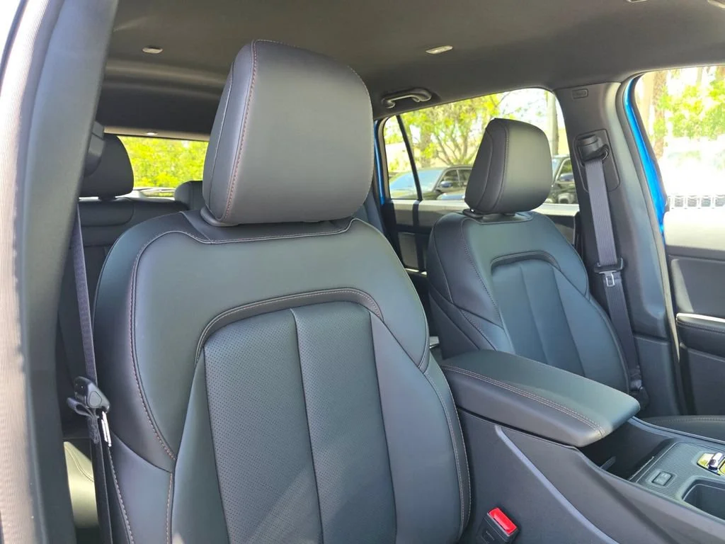 New 2026 Hydro Blue Pearl-Coat Exterior Paint Jeep Limited image 16
