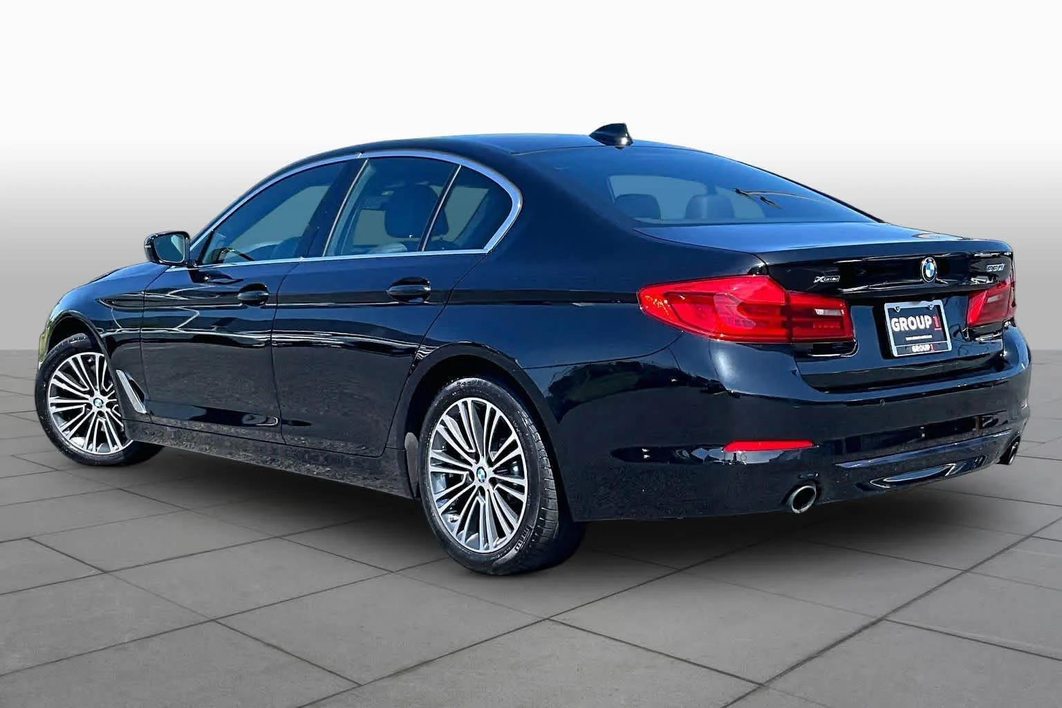 Used 2019 Black Sapphire Metallic BMW 530i xDrive image 11