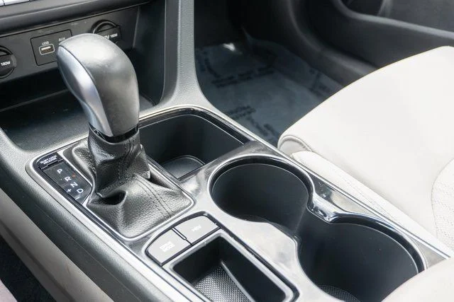 Used 2019 White Hyundai Base image 33