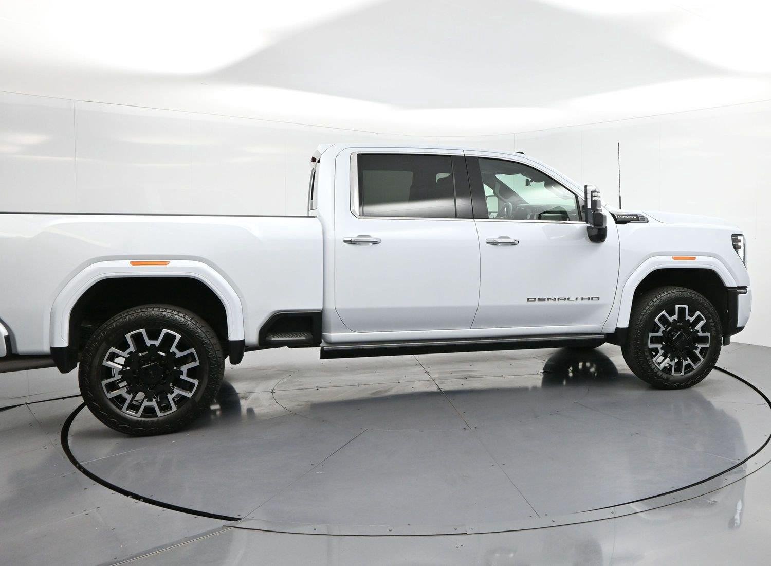 Used 2026 Glacier White Tricoat GMC Denali Ultimate image 8