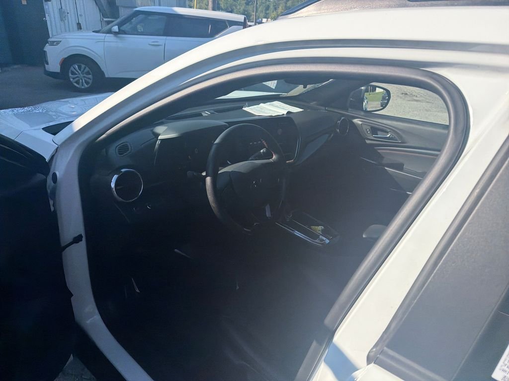 Used 2025 White Chevrolet 2RS image 15