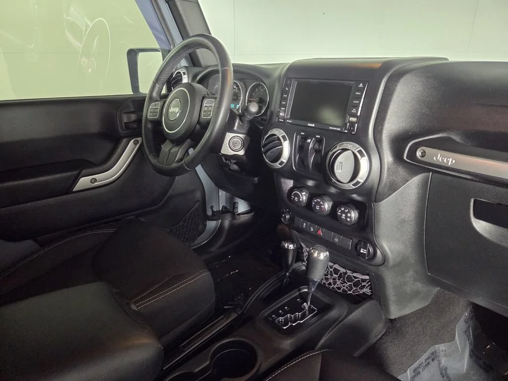 Used 2015 Anvil Clearcoat Jeep Sahara image 30