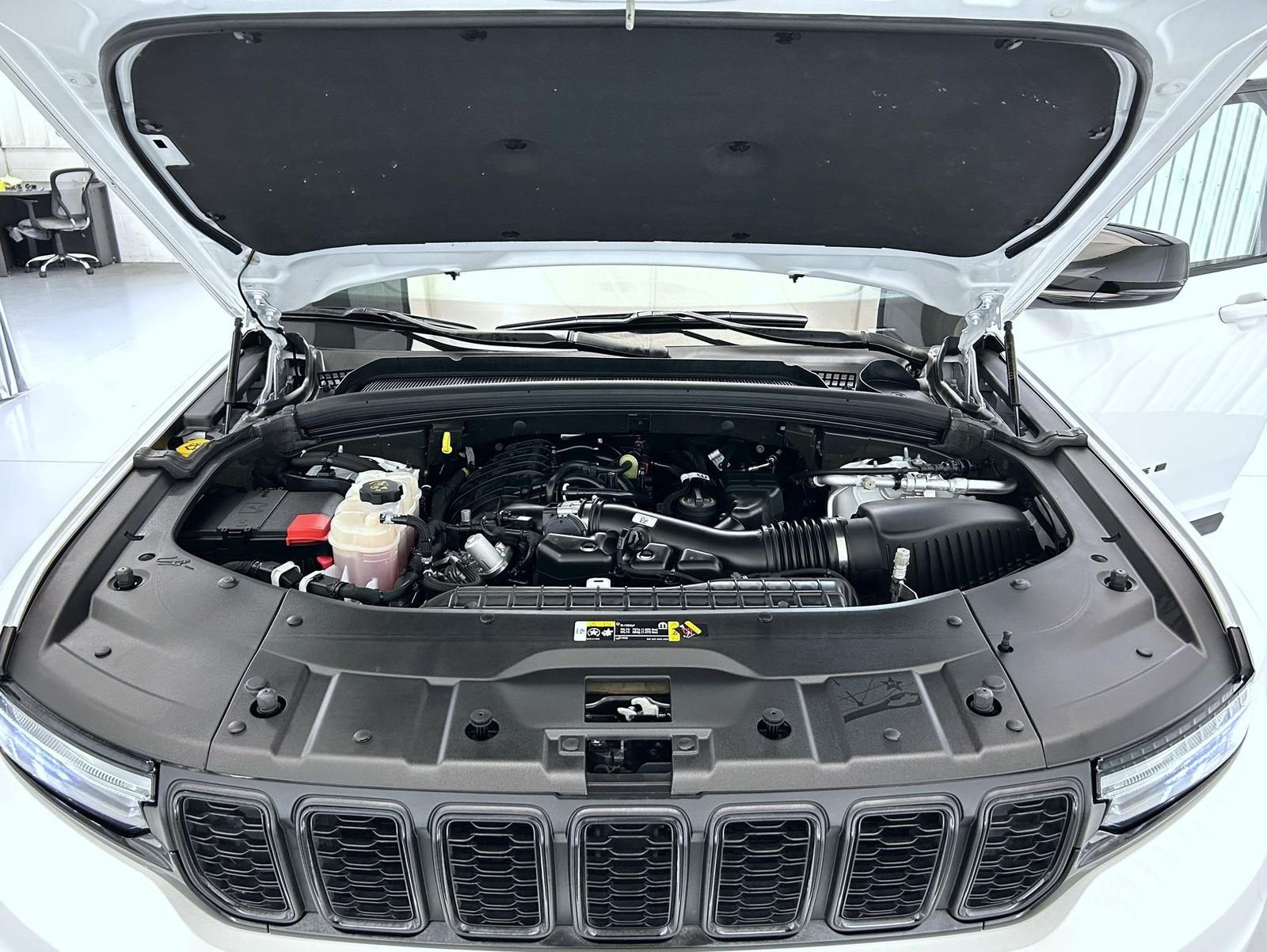 Used 2023 White Jeep Altitude image 26