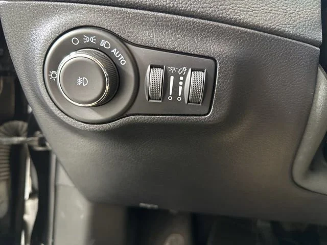 Used 2021 Black Jeep Altitude image 9