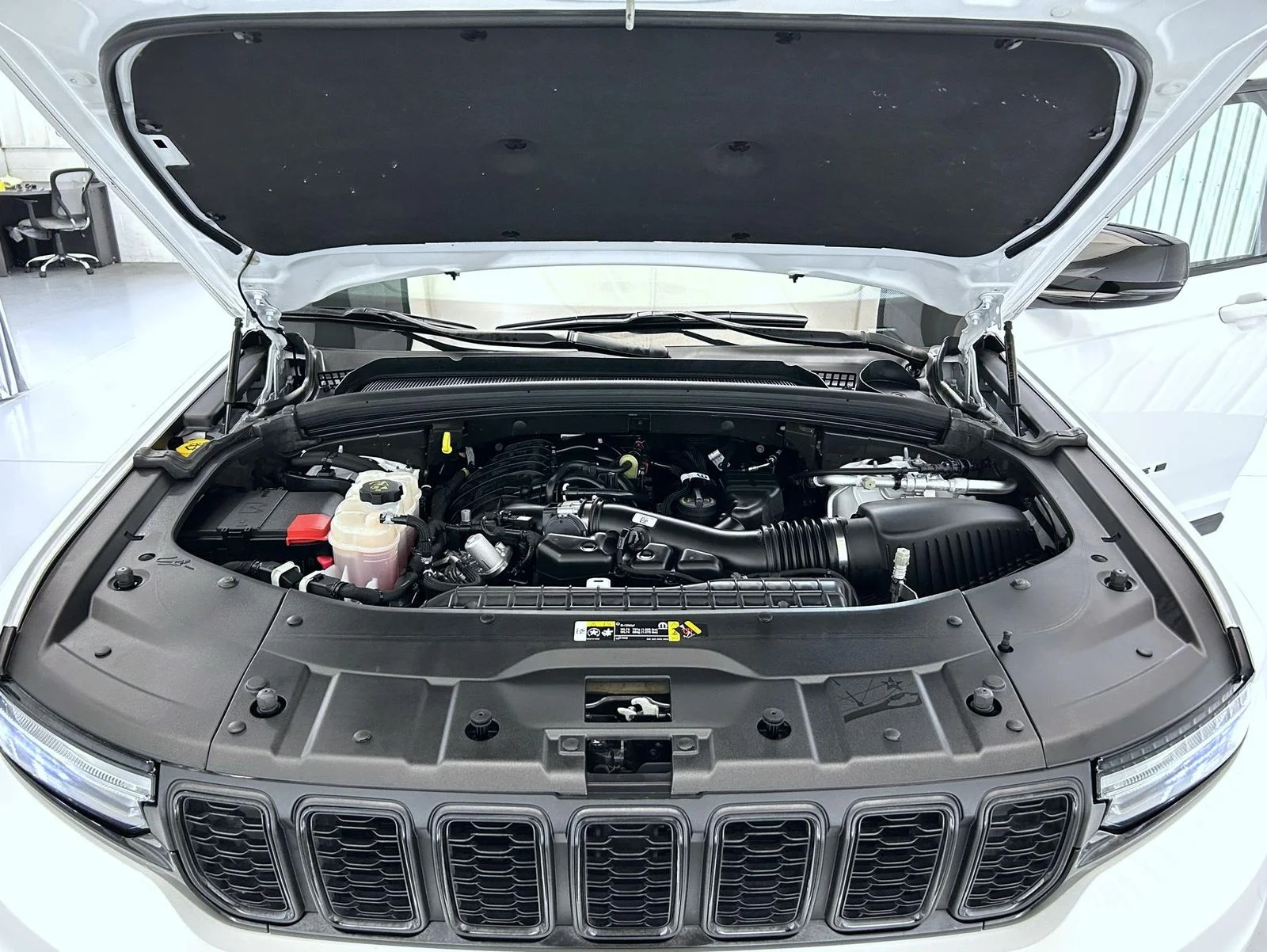 Used 2023 White Jeep Altitude image 26