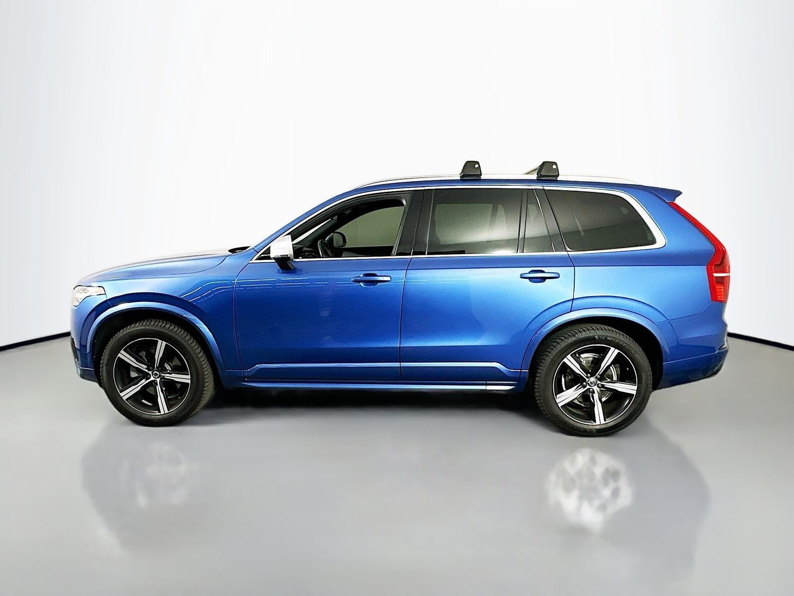 Used 2019 Blue Metallic Volvo T6 R-Design image 4