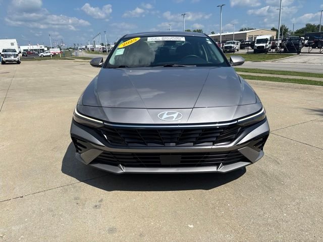 2025 Hyundai Elantra Limited - Photo 5
