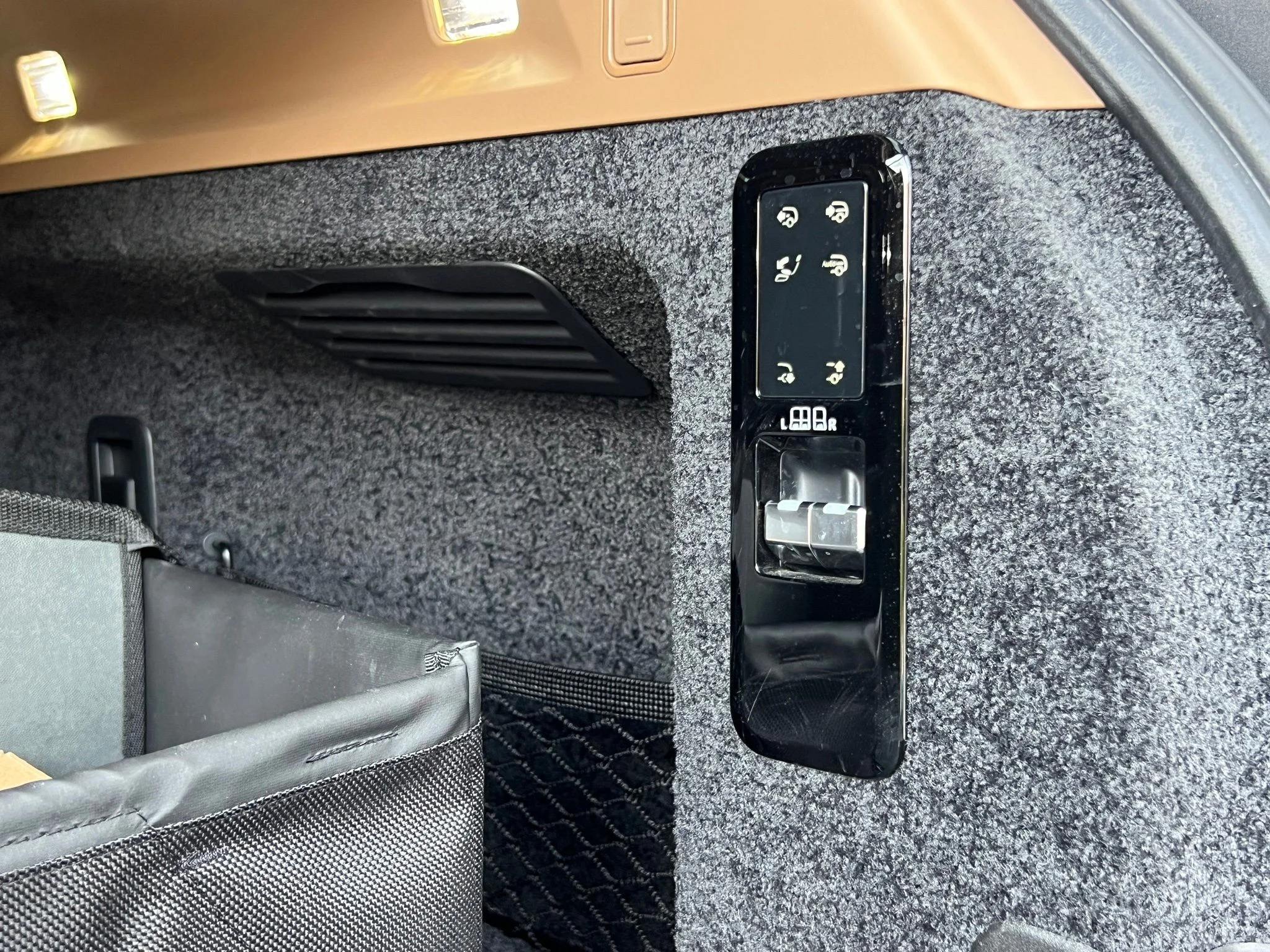 Used 2025  Land Rover Autobiography image 28