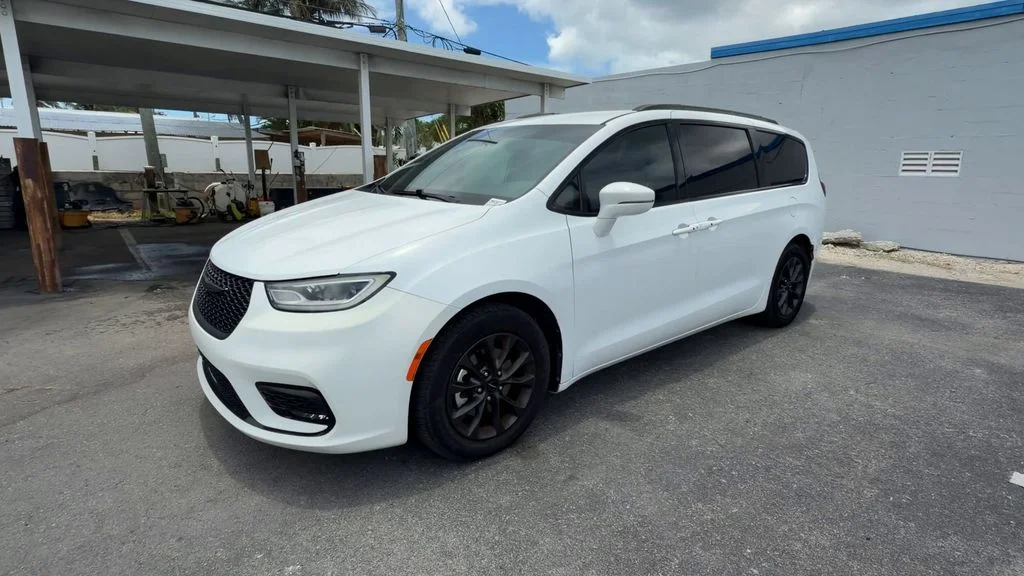 Used 2021 White Chrysler Touring L image 4