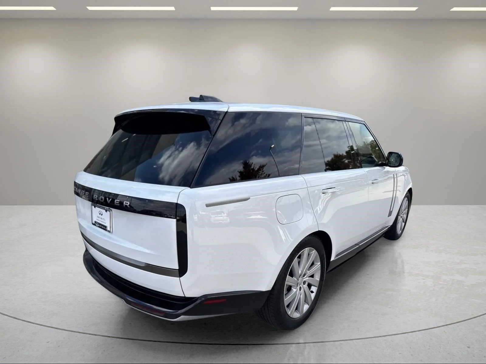 Used 2024 Fuji White Land Rover SE image 14