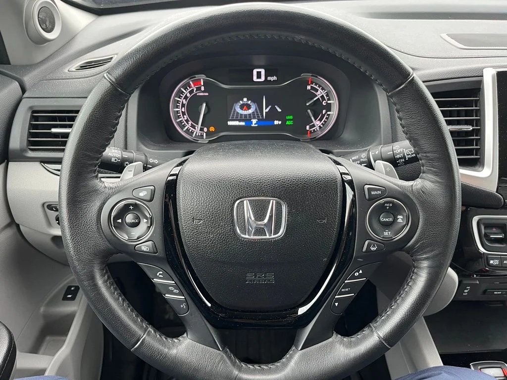Used 2017  Honda Touring image 18